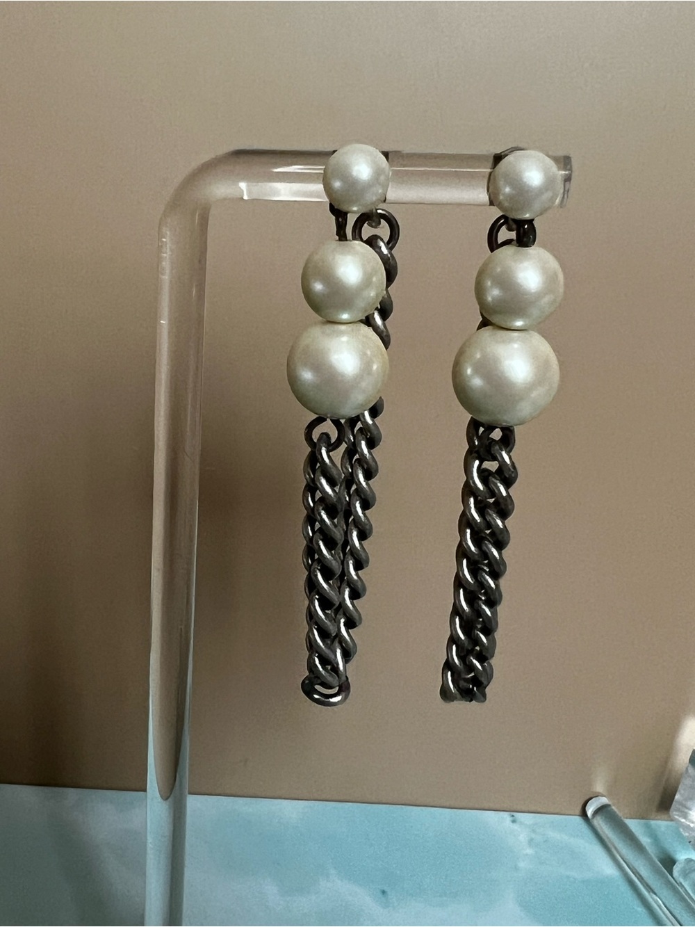 Kenneth Cole Reaction White Pearl Drop Earrings with Gunmetal Chain